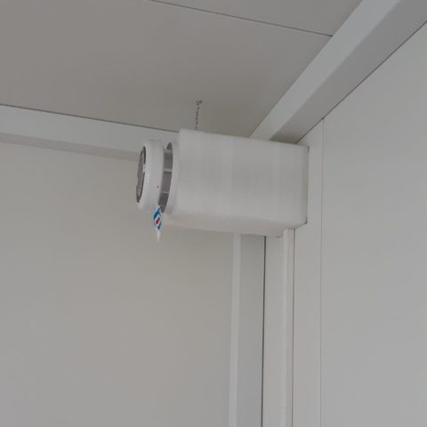 Panel wewnętrzny rekuperatora w korytarzu