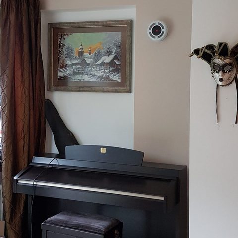 Rekuperator PRANA w pokoju z pianinem